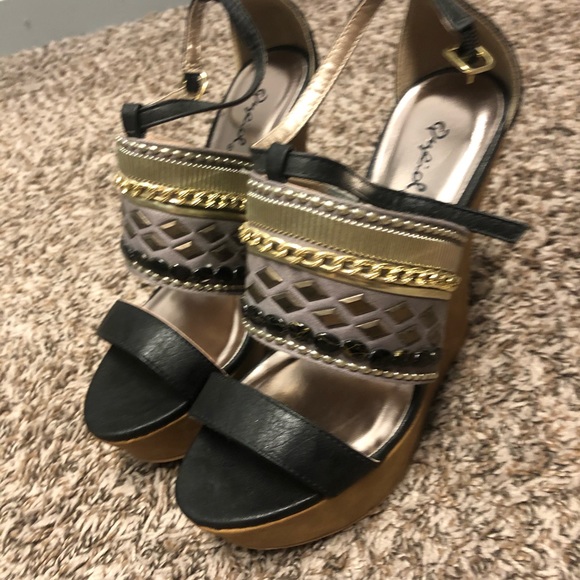 Woman’s black studded wedges - Picture 2 of 3